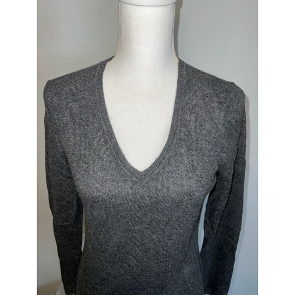 Women's Charter Club gray Cashmere V-Neck Sweater SMALL - Picture 2 of 7